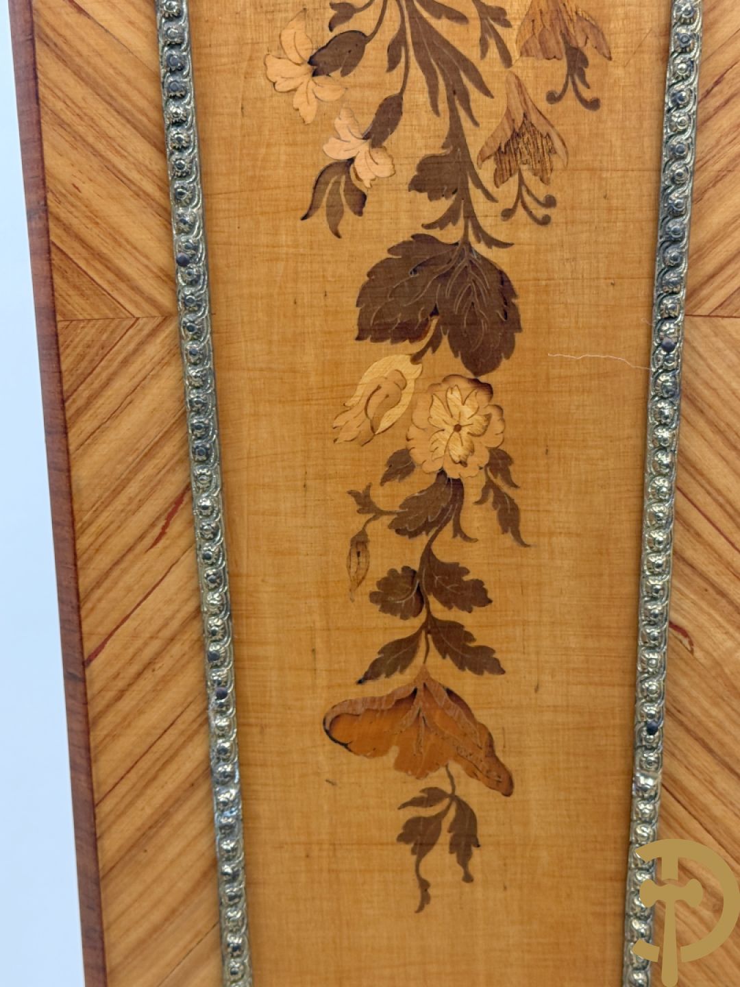 Notelaren pendule met bloemenmarquetterie en bronsbeslag, bovenaan bekroond met bronzen figuur - met bijhorende sokkel in notelaar met bronsbeslag