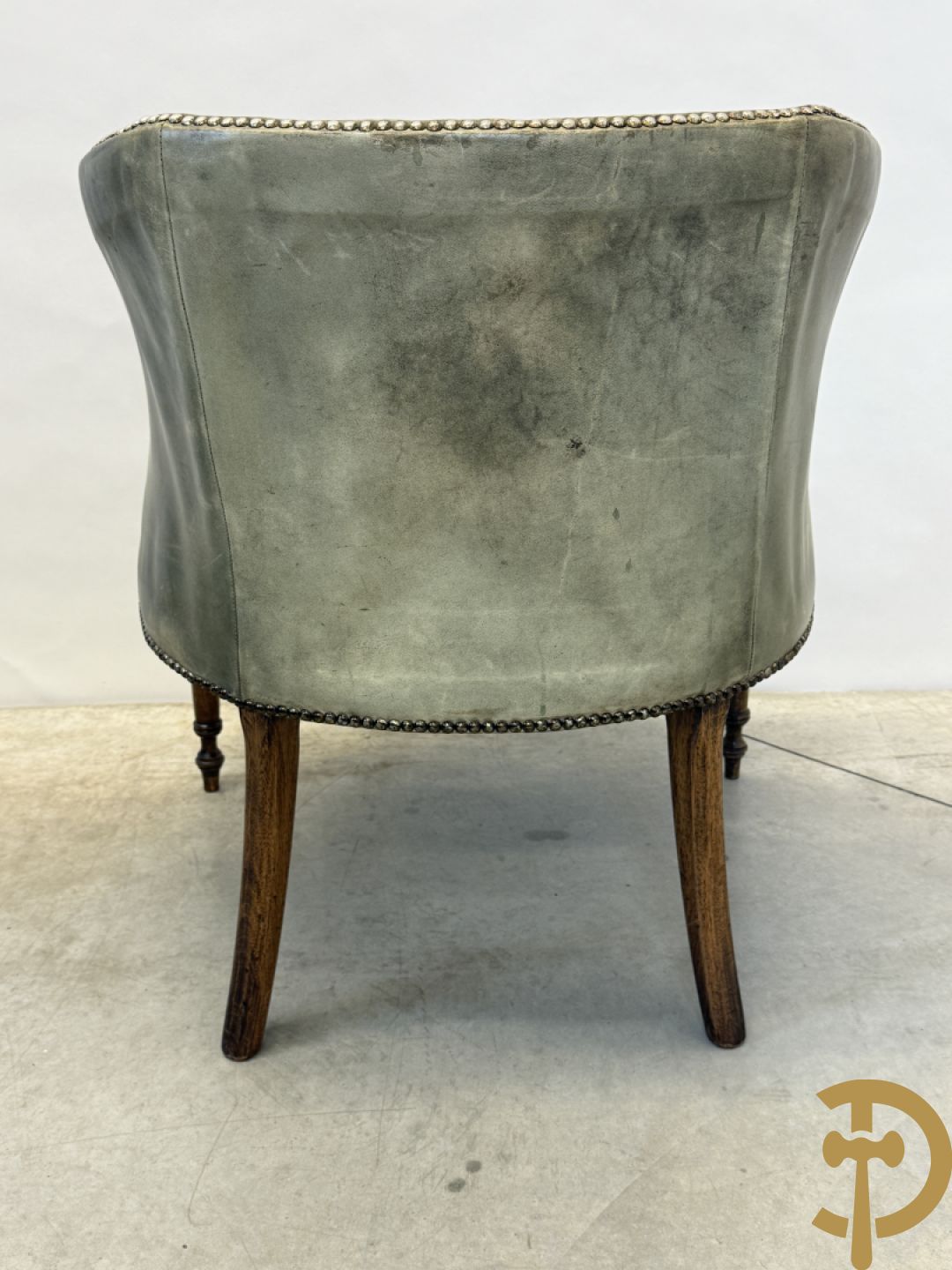 Twee kuipvormige lederen bergères