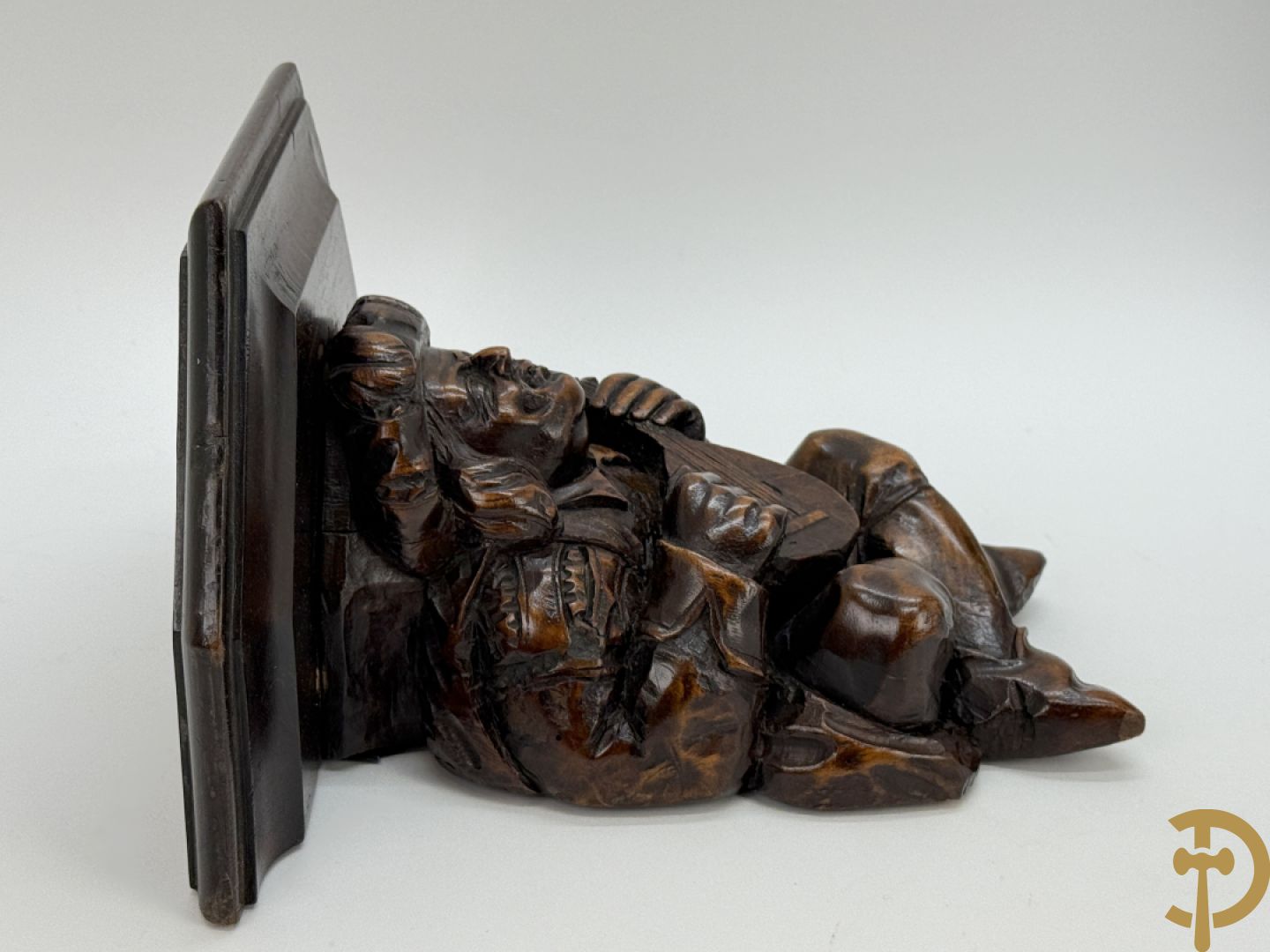 Massief eiken Engelse gesculpteerde baro- en thermometer + houtgesculpteerde console van narrenfiguur met basrelief