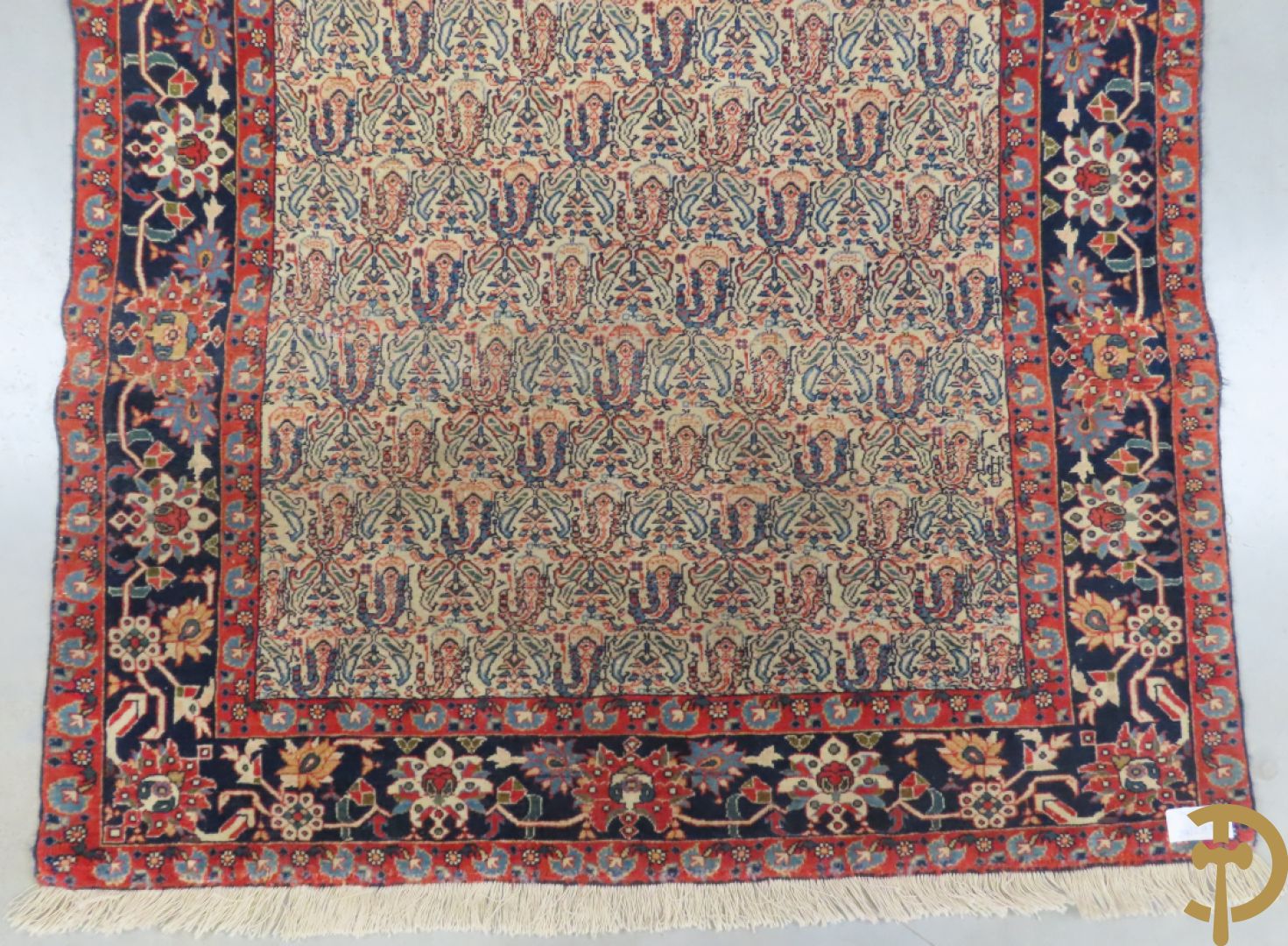 Antiek handgeknoopt tapijt met cashmeremotieven en florale omranding