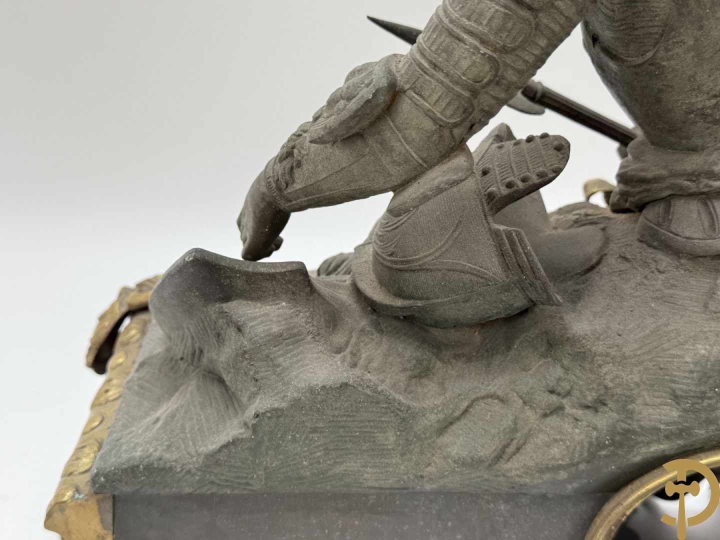 Zamak schouwstuk klok met ridder en Louis XVI motieven bezet