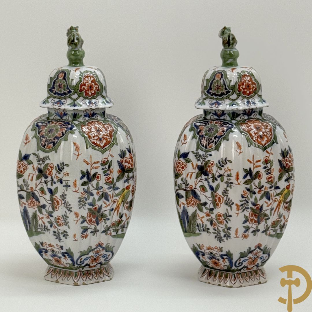 Paar polychrome Delftse zeshoekige dekselvazen met bloemen- en vogeldecor + 4 Strassbourgborden