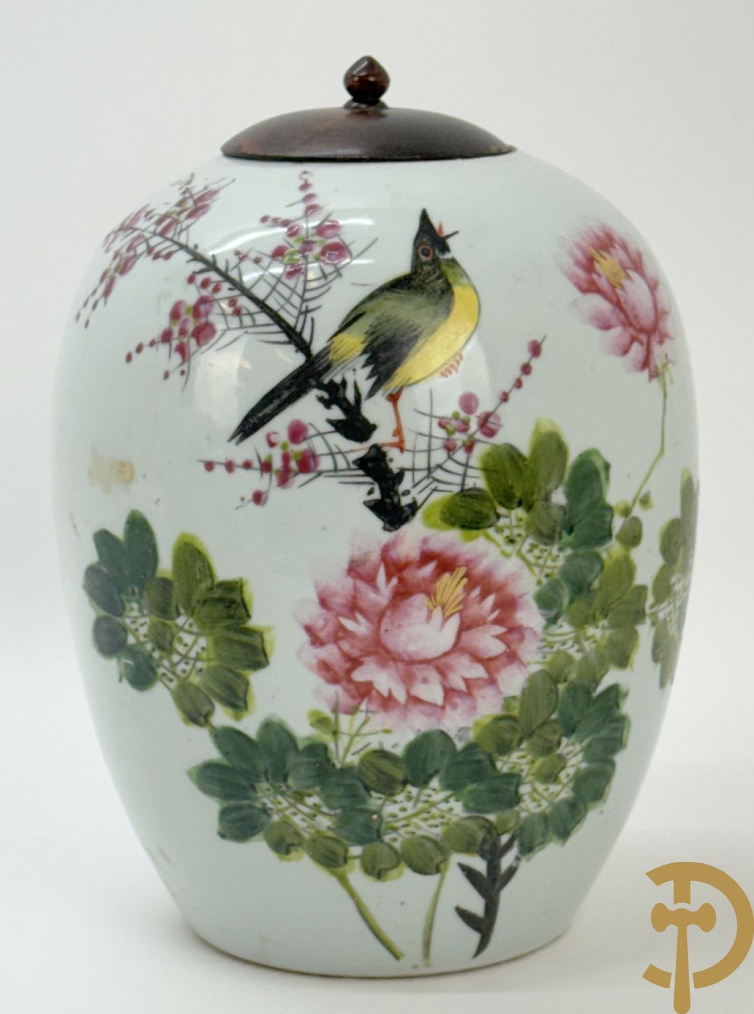 Chinese porseleinen cachepot met decor van dames en kind