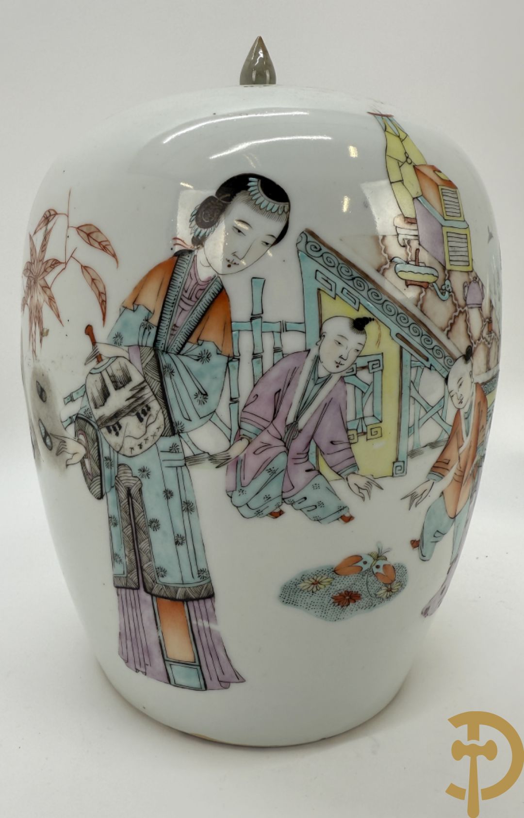 Chinese porseleinen cachepot met decor van dames en kind