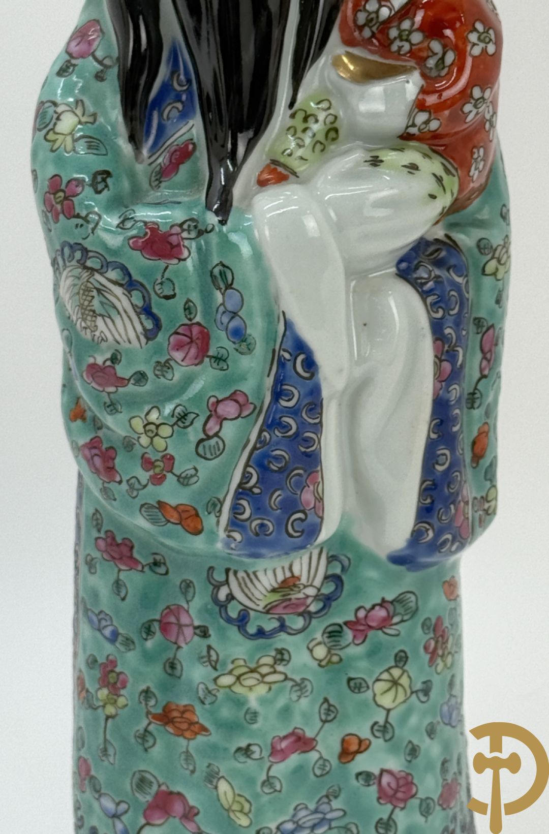 Chinese porseleinen wijsgeer met kind op de arm