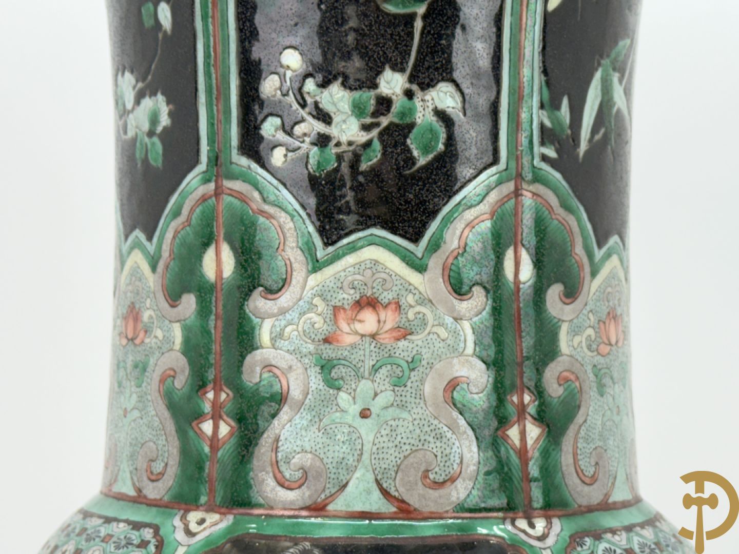 Antieke Chinese Gu vaas met geschenkendecor op zwarte fond