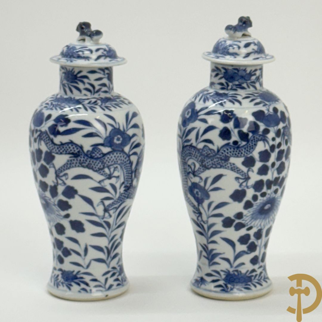 Paar Chinese porseleinen blauw/wit dekselvaasjes met drakendecor, onderaan gemerkt