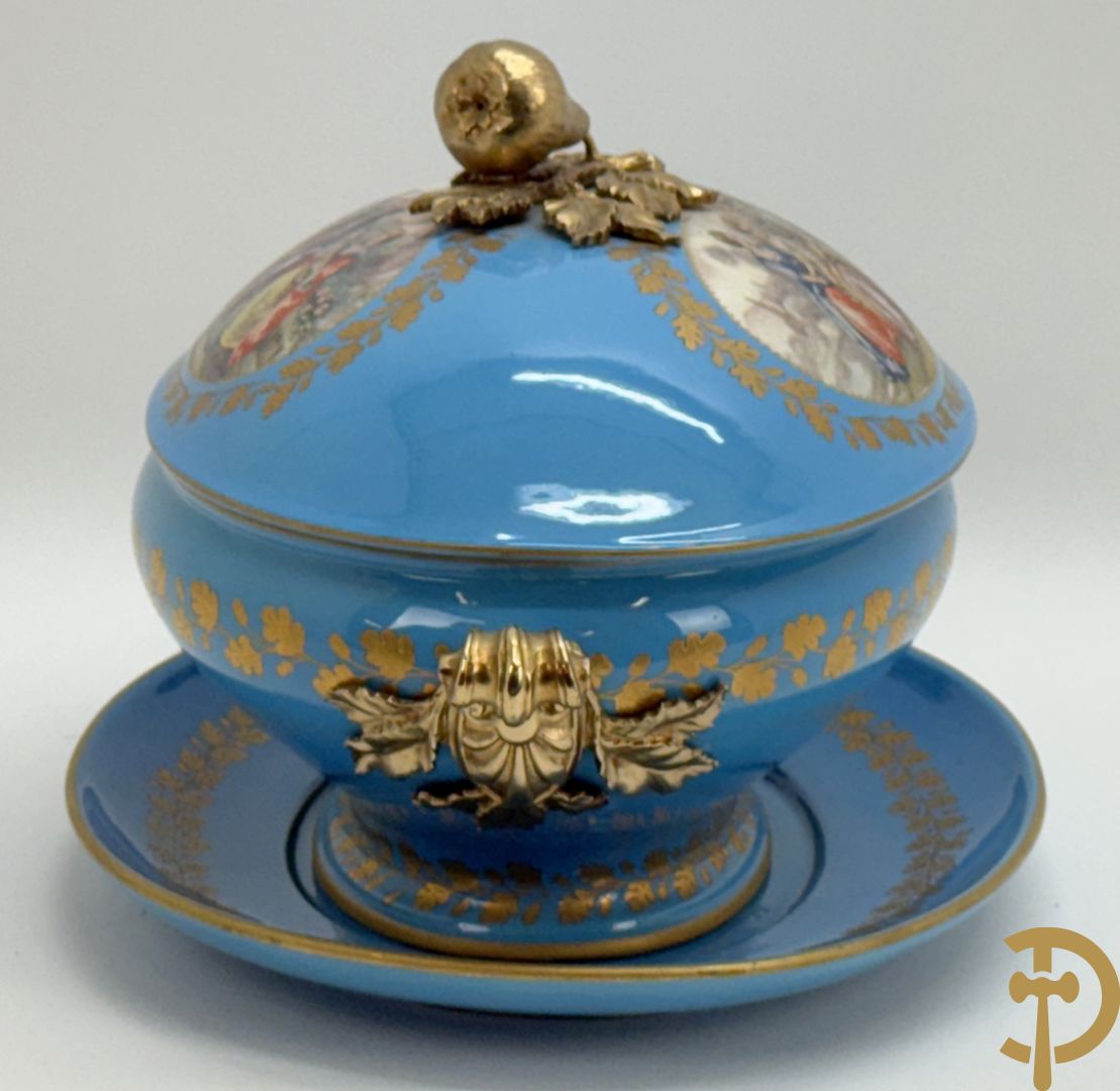Hemelsblauwe dekselcoupe met decor van romantisch tafereel en bronzen ornamenten op onderschaal, ACF gemerkt