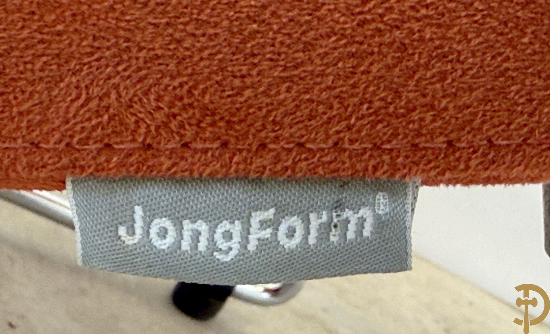 Design ligzetel in rode stof op chromé onderstel, Jongform