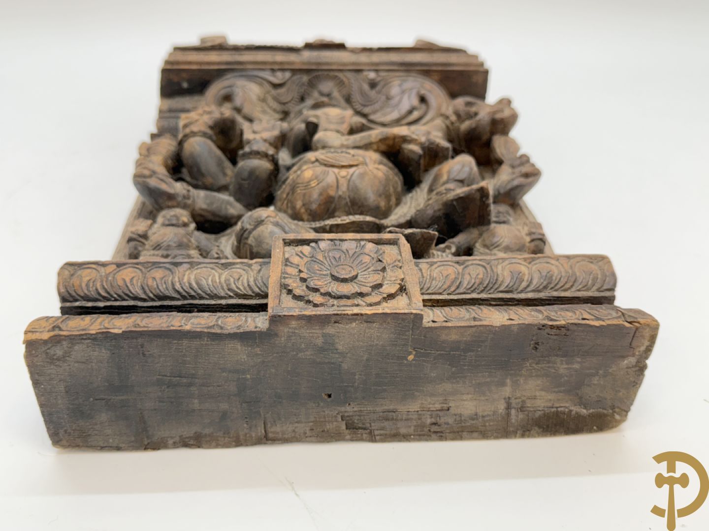 Houtgesculpteerd Aziatisch basrelief van ganesha