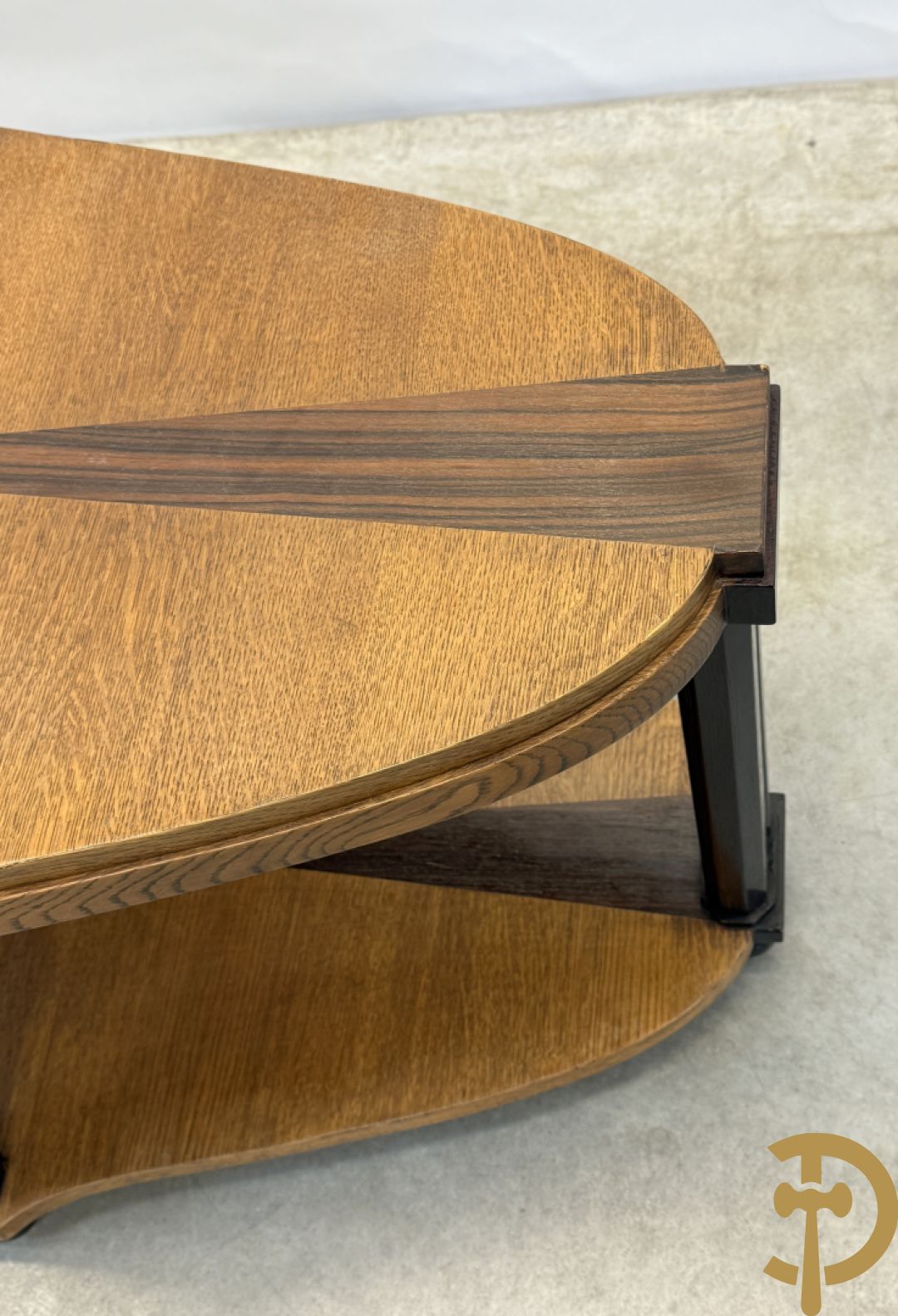 Eikenhouten salontafel met inleg van palissander, op afgeschuinde zuiltjes, model Eikelaar Decoene