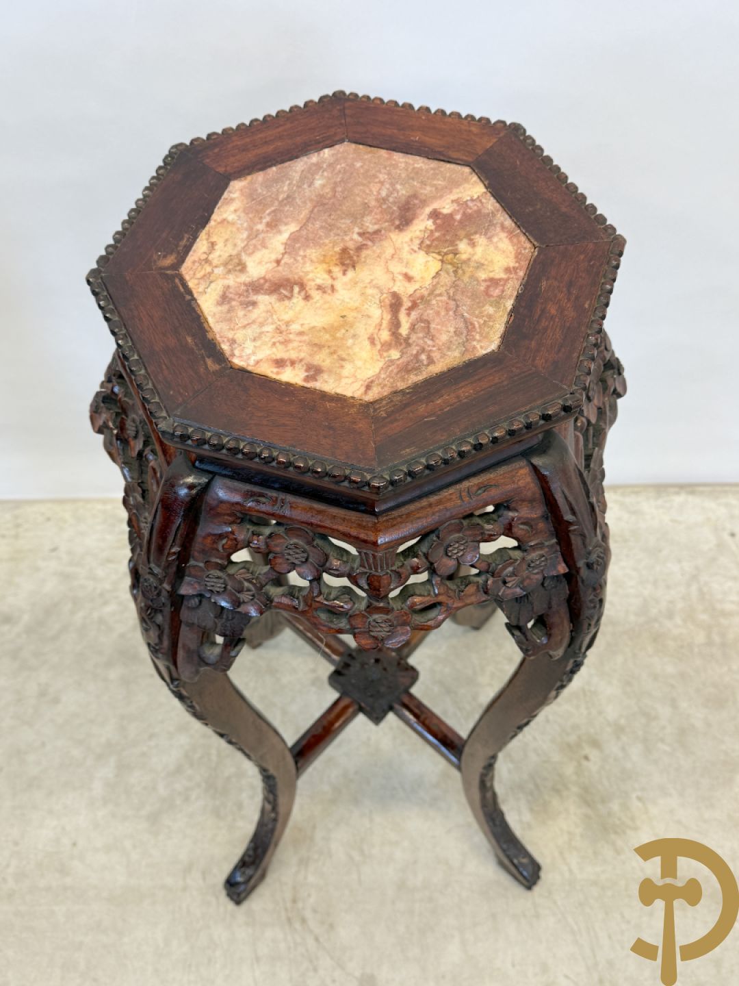 Paar hoge achthoekige Chinese sokkels met bloemensculptuur