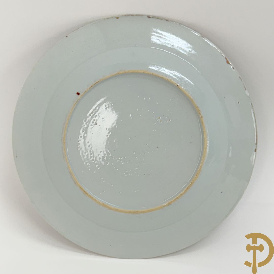 Negen Famille rose bordjes w.o. zes plat gekartelde, 1 diep gekartelde en 2 vlakke met bloementaferelen