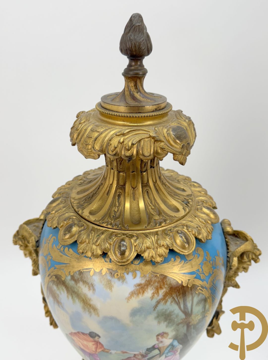 Driedelige bronzen Franse garnituur bezet met cupido