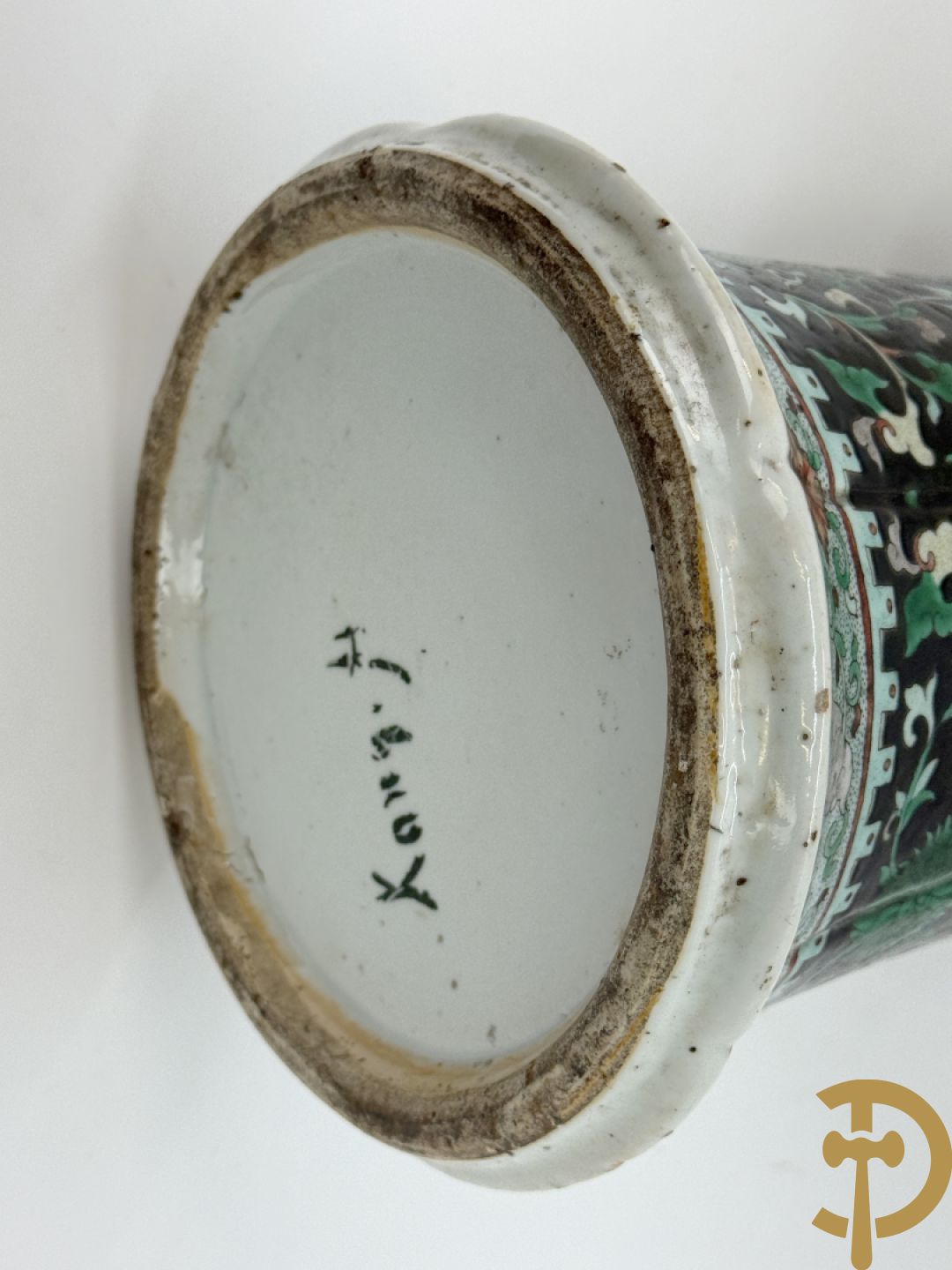 Antieke Chinese Gu vaas met geschenkendecor op zwarte fond