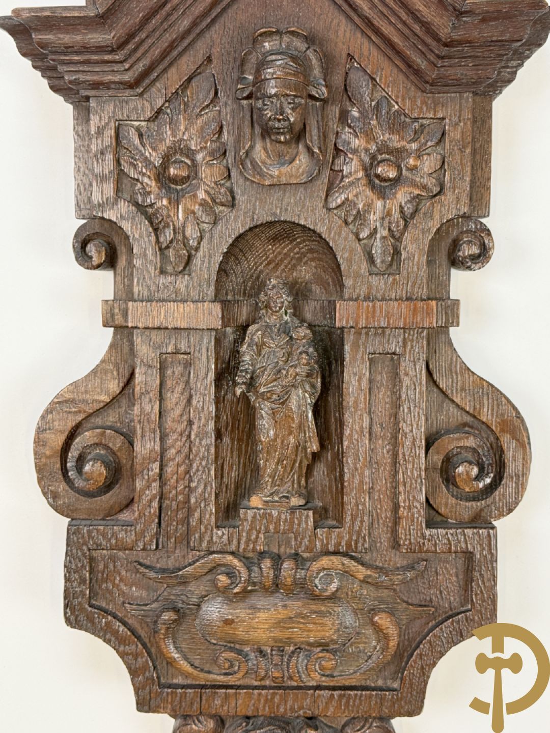 Kleine Madonna met kind in houtgesculpteerde nis, onderaan met cupidohoofd en bovenaan met fronton
