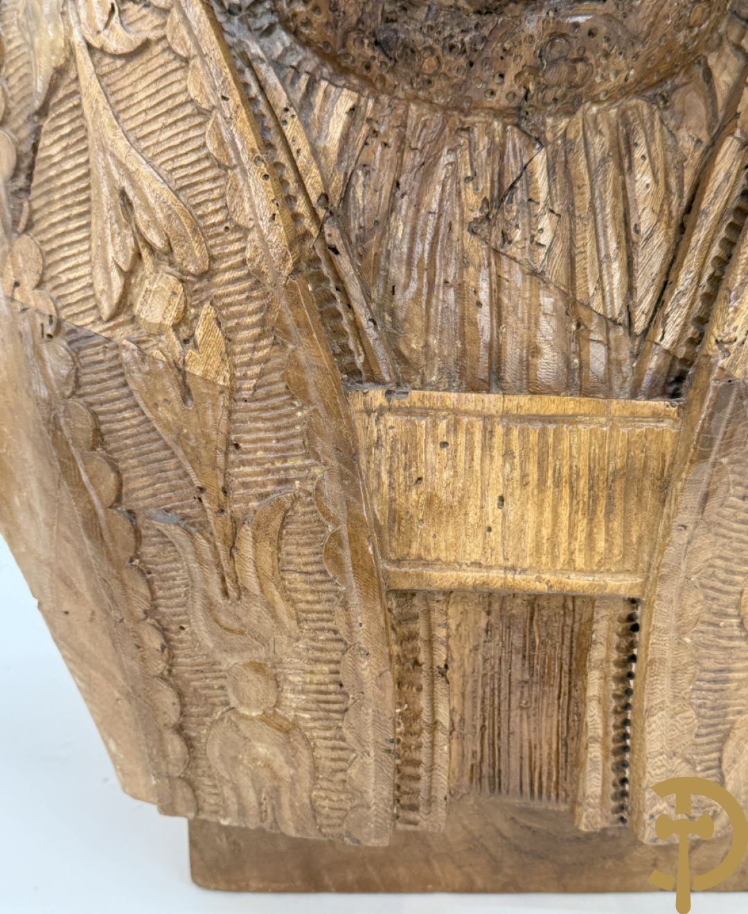Houtgesculpteerde buste van Sint Elooi