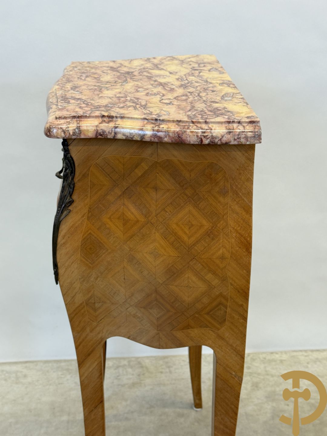 Paar notelaren bijzetkastjes met 2 lades en bezet met bronsbeslag, bovenaan met marmeren blad, op voluutvormige poten