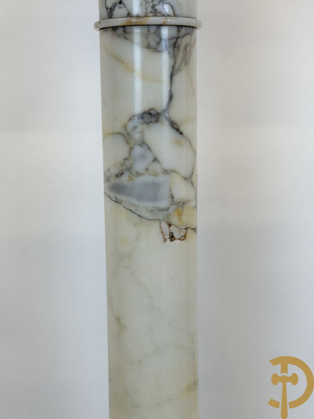 Wit marmeren geaderde kolom met draaiplateau