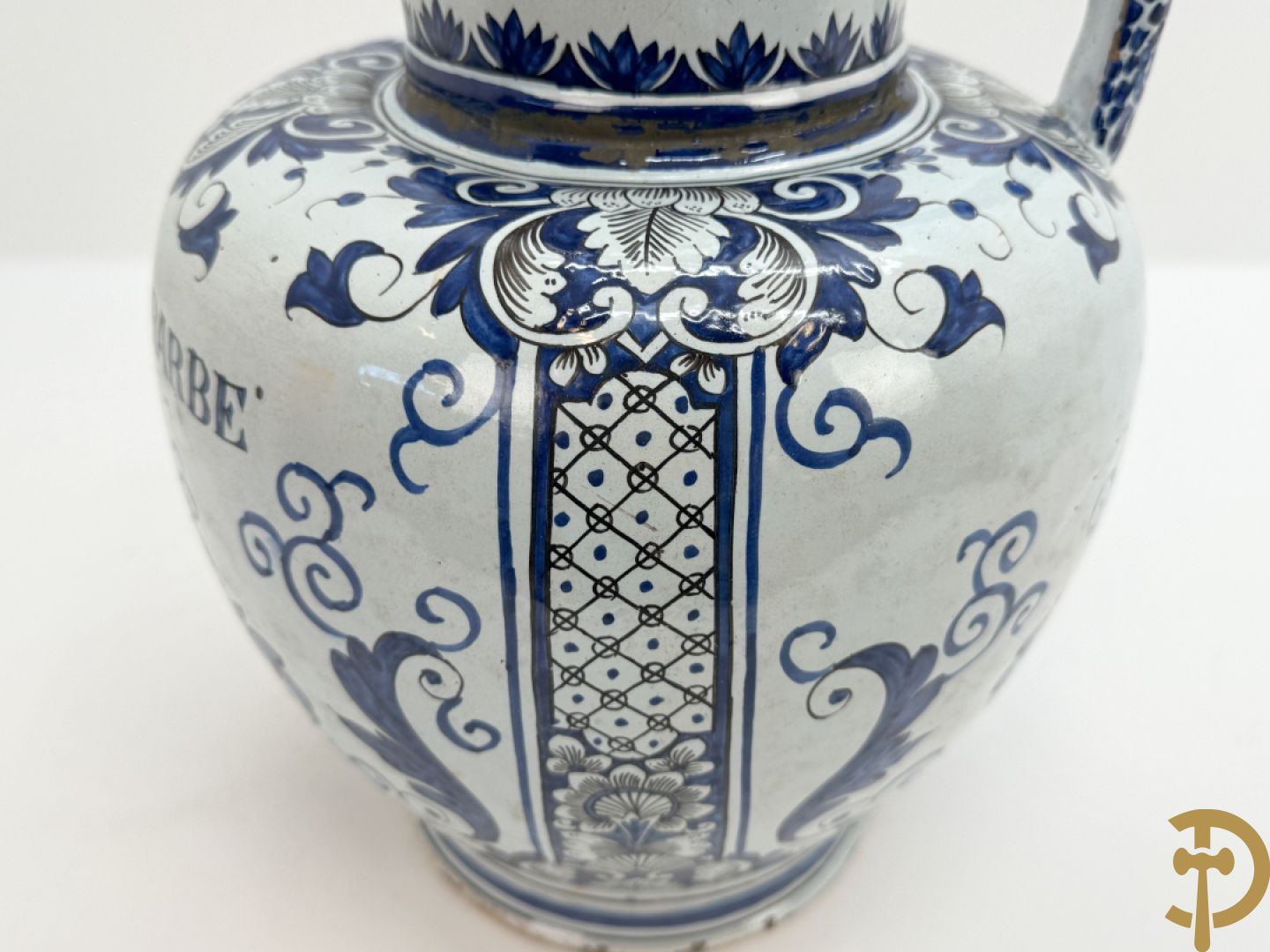 Schenkkan in Delftse faience, Sirop de rubarbe