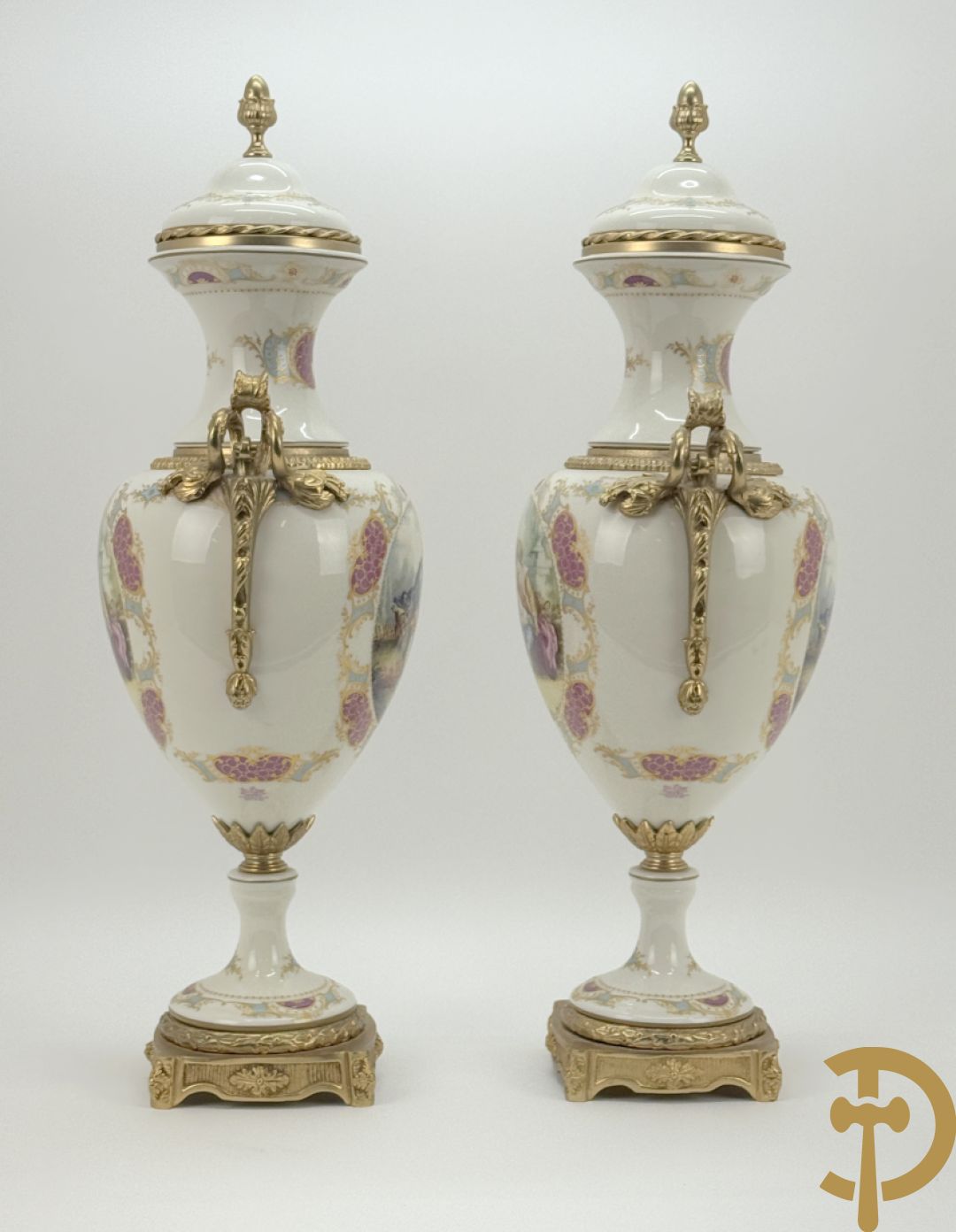 Paar porseleinen Sèvres stijl dekselpotiches met dubbel bedrukt romantisch decor en bezet met bronzen ornamenten