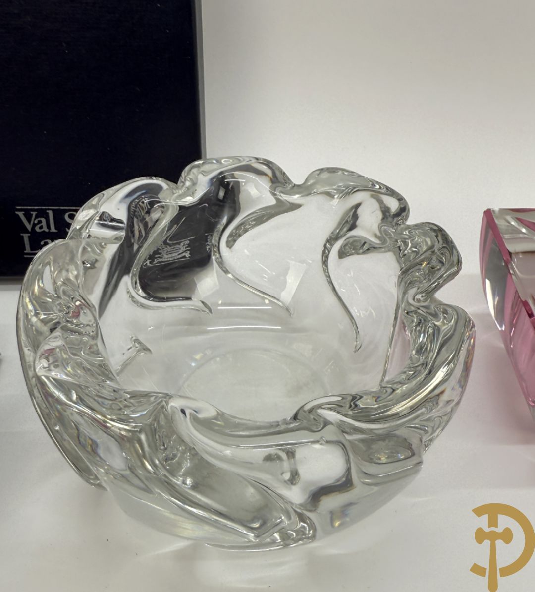 Twee x zes onderzetschaaltjes voor glazen + onderzetschaal voor fles + 4 Val-Saint-Lambert asbakken + blauwe geperste coupe Val-Saint-Lambert met vogeldecor + asbak Daum Nancy