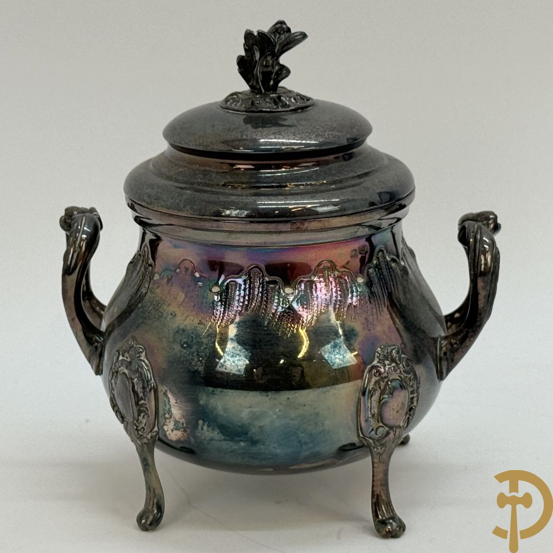 Verzilverd koffieservies met Louis XV motieven op verzilverde schotel, gemerkt M R 25, bestaande uit koffiekan, theekan, melkkan en suikerpot