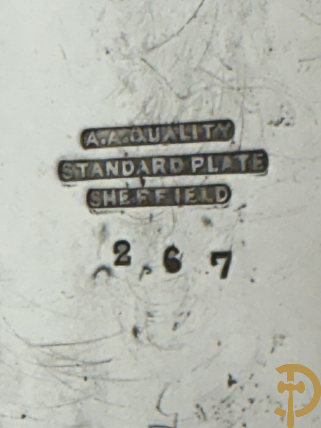 Engels verzilverd koffie- en theeset + verzilverde koekjesschaal + 2 verzilverde coupes + 2 verzilverde kandelaars + verzilverd kannetje