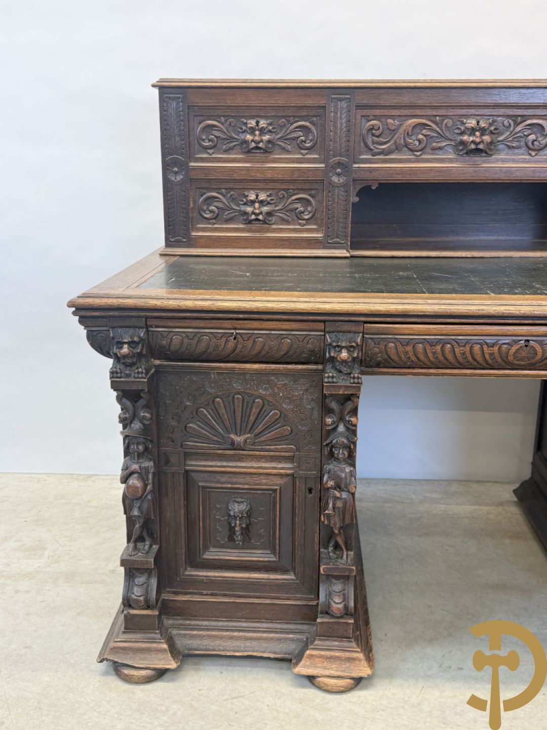 Mechels eiken bureau met opstand en Neo Renaissance invloeden