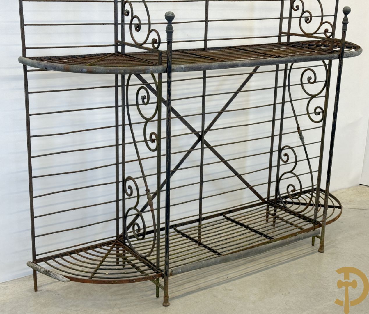 Ijzeren verweerd bakkersrek met afgeronde zijkanten