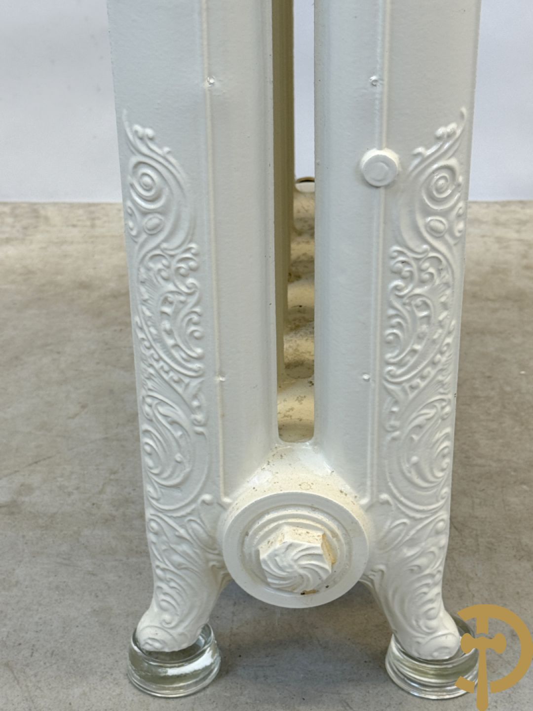 Gietijzeren Art Nouveau stijl radiator met 6 elementen op glazen pootjes - met bijhorende accessoires