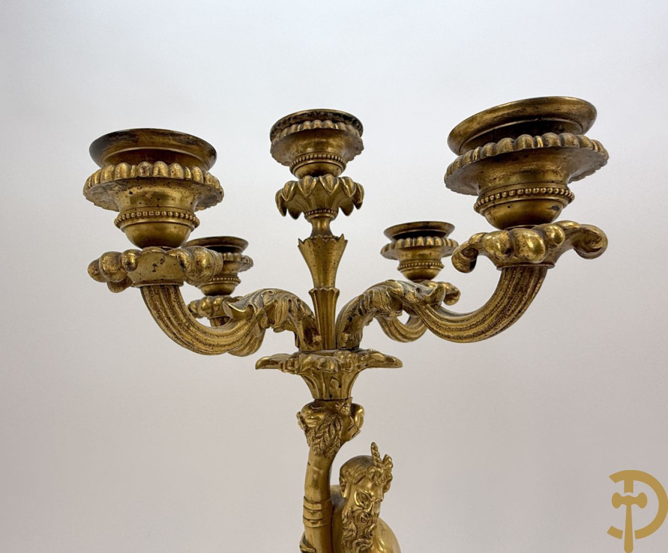 Paar bronzen kandelaars met sater en naakte dame, versierd met accanthusranken en dierenmotieven