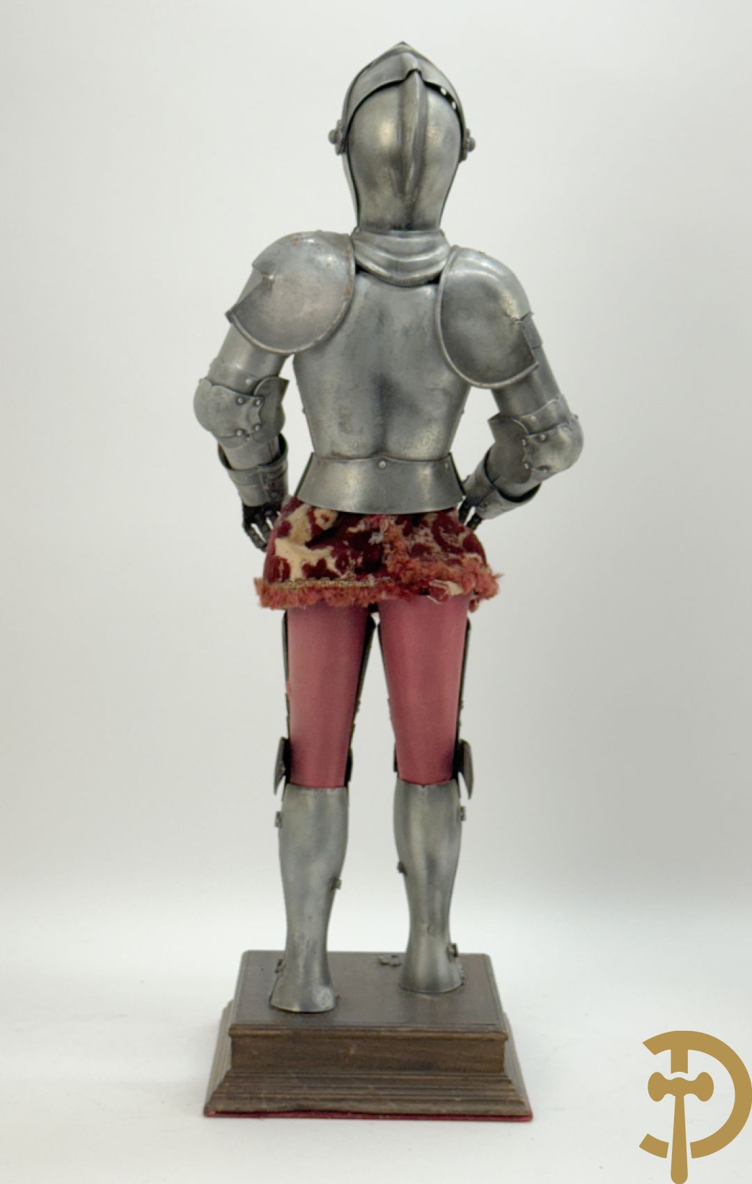 Miniatuur harnas met terra cotta hoofdje in helm op houten voet