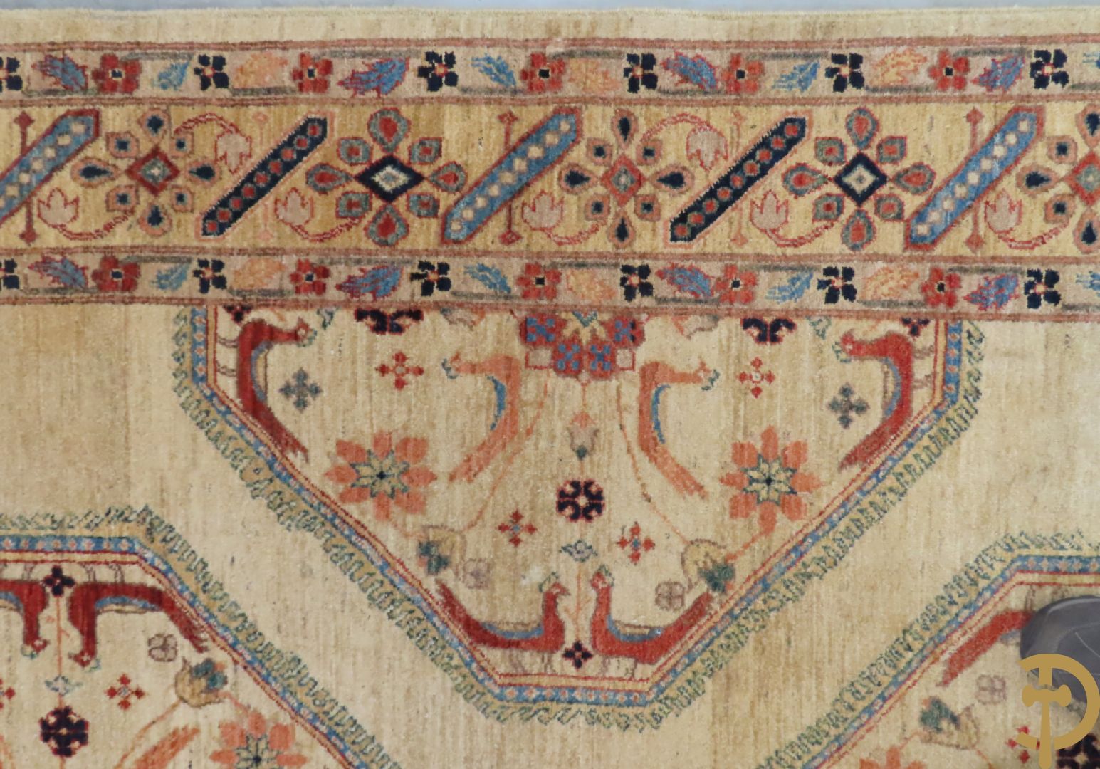 Oosters handgeknoopt tapijt met bloemen- en vogelmotieven op beige fond