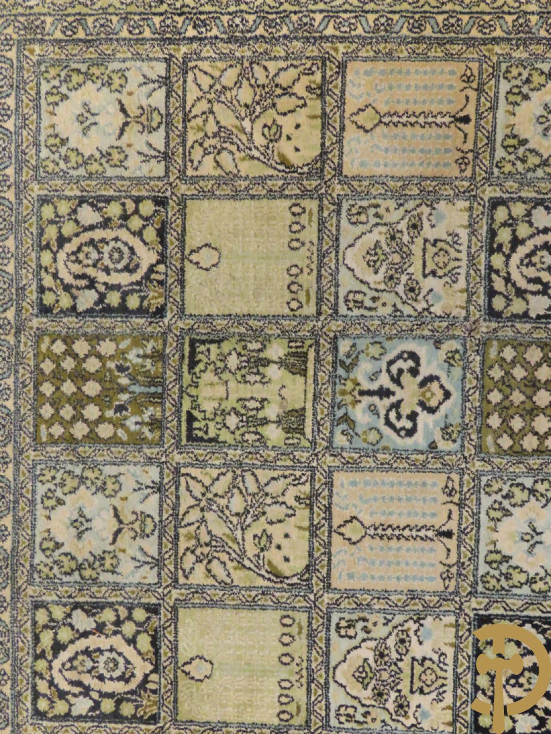 Oosters handgeknoopt tapijt zijde op katoen met patronen