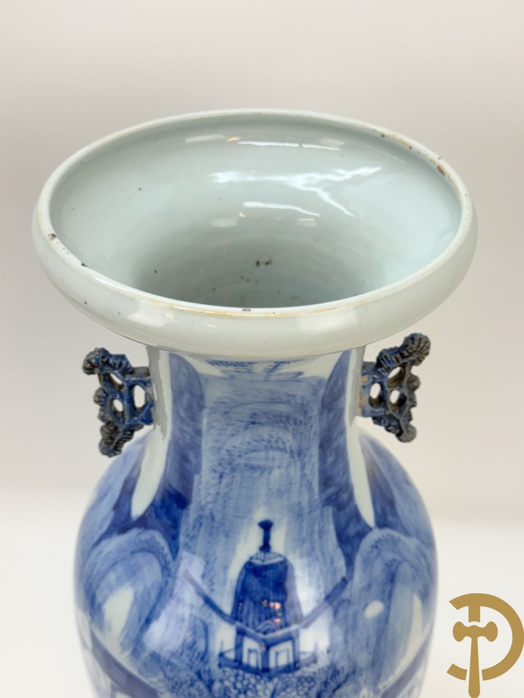 Paar Chinese blauw/wit vazen met geanimeerd huizendecor