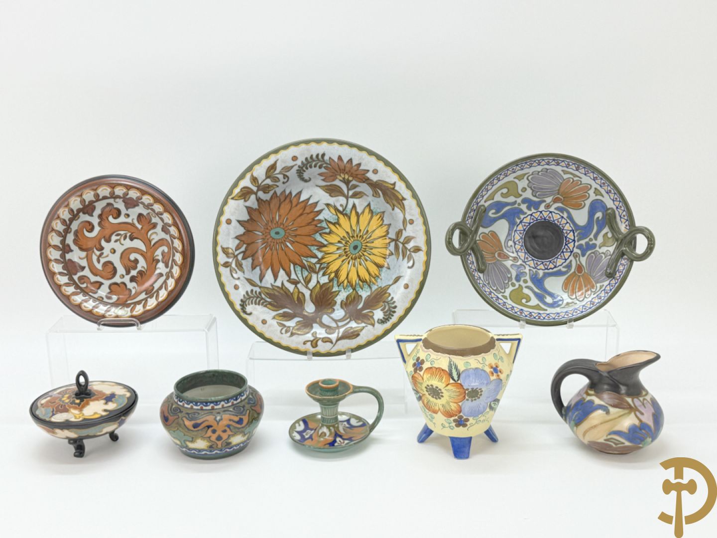 Drie borden in meerkleurige Gouda faience + kandelaar in Gouda faience + 2 vazen in Gouda + bonbonnière Gouda + vaasje Bergen