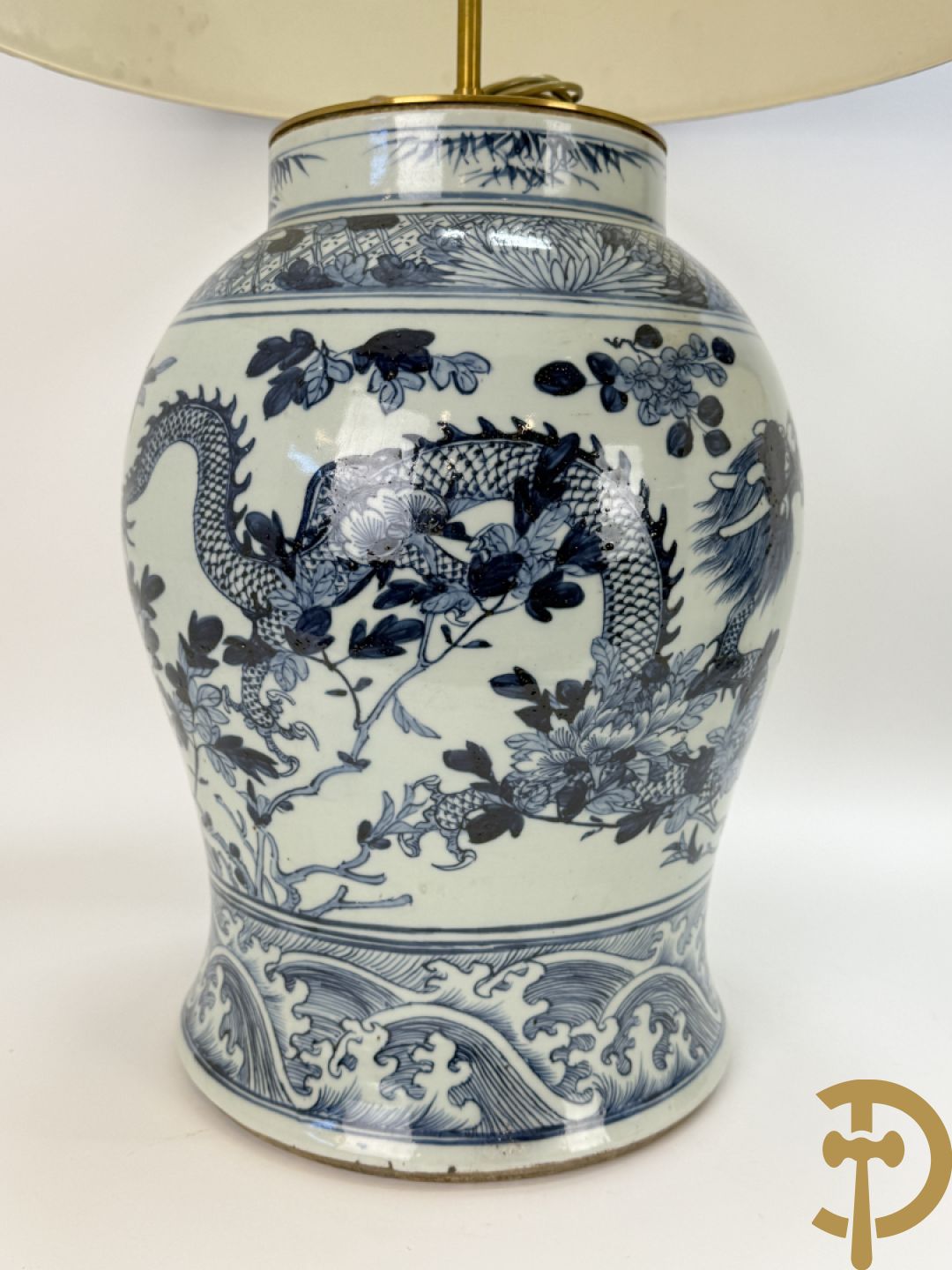 Paar Chinese blauw/witte porseleinen dekselvazen gedecoreerd met draken en bloemenmotieven, als lampadaire omgebouwd