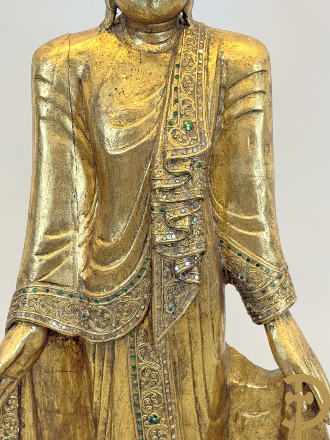 Vergulde houtgesculpteerde staande boedha bezet met spiegeltjes, op sokkel