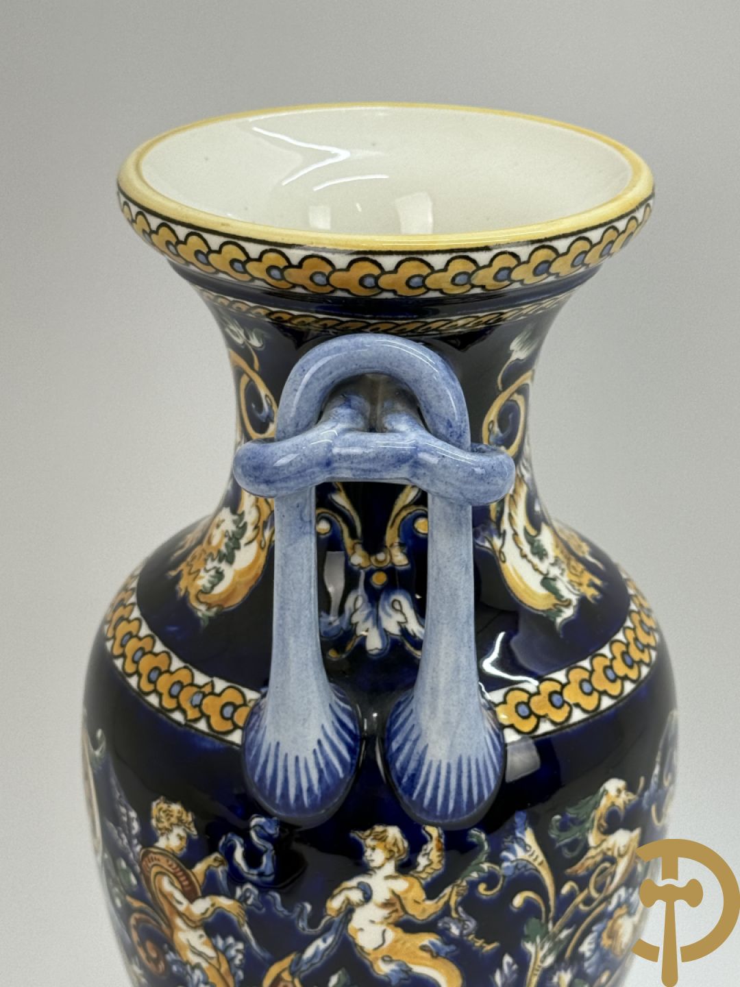 Gien schaal, 2 borden, coupe en 2 vazen met cupidodecor, decor 54