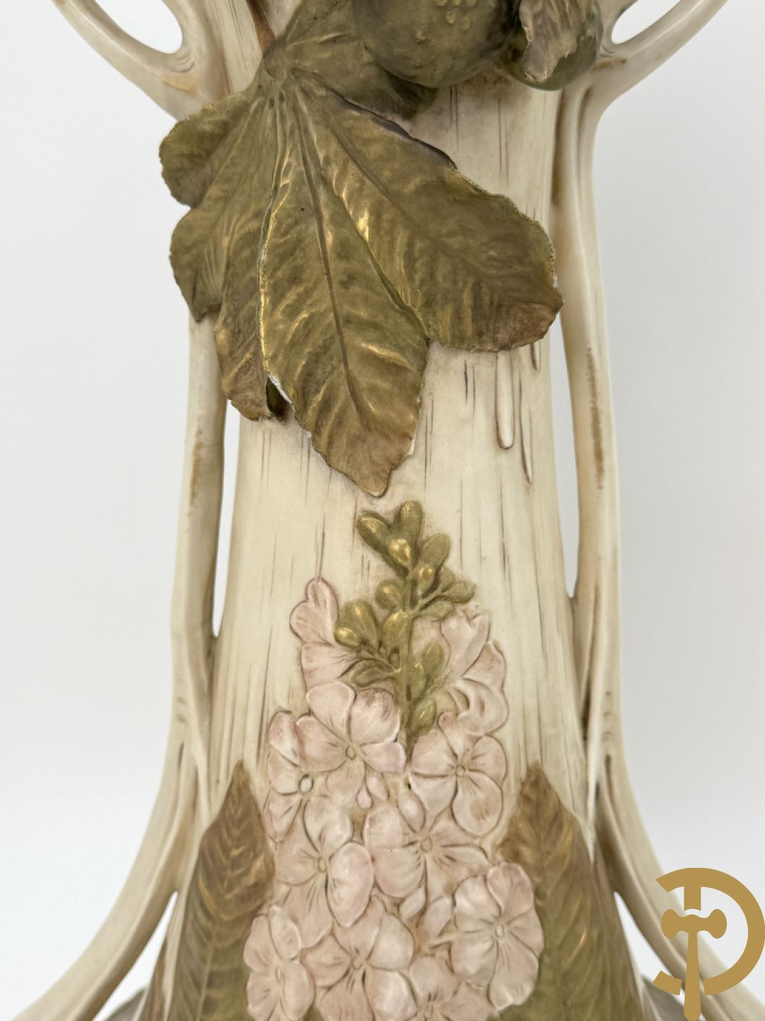 Paar Royal Dux vazen met bloemen bezet