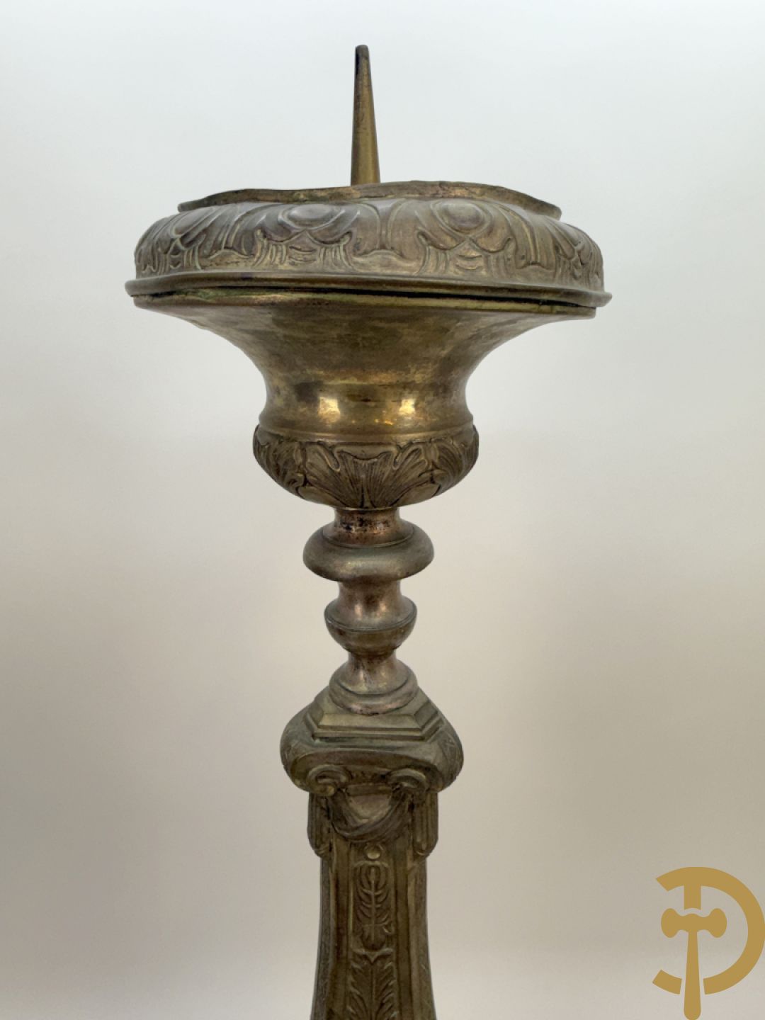 Religieuse kerkkandelaar met afbeeldingen aan de voet