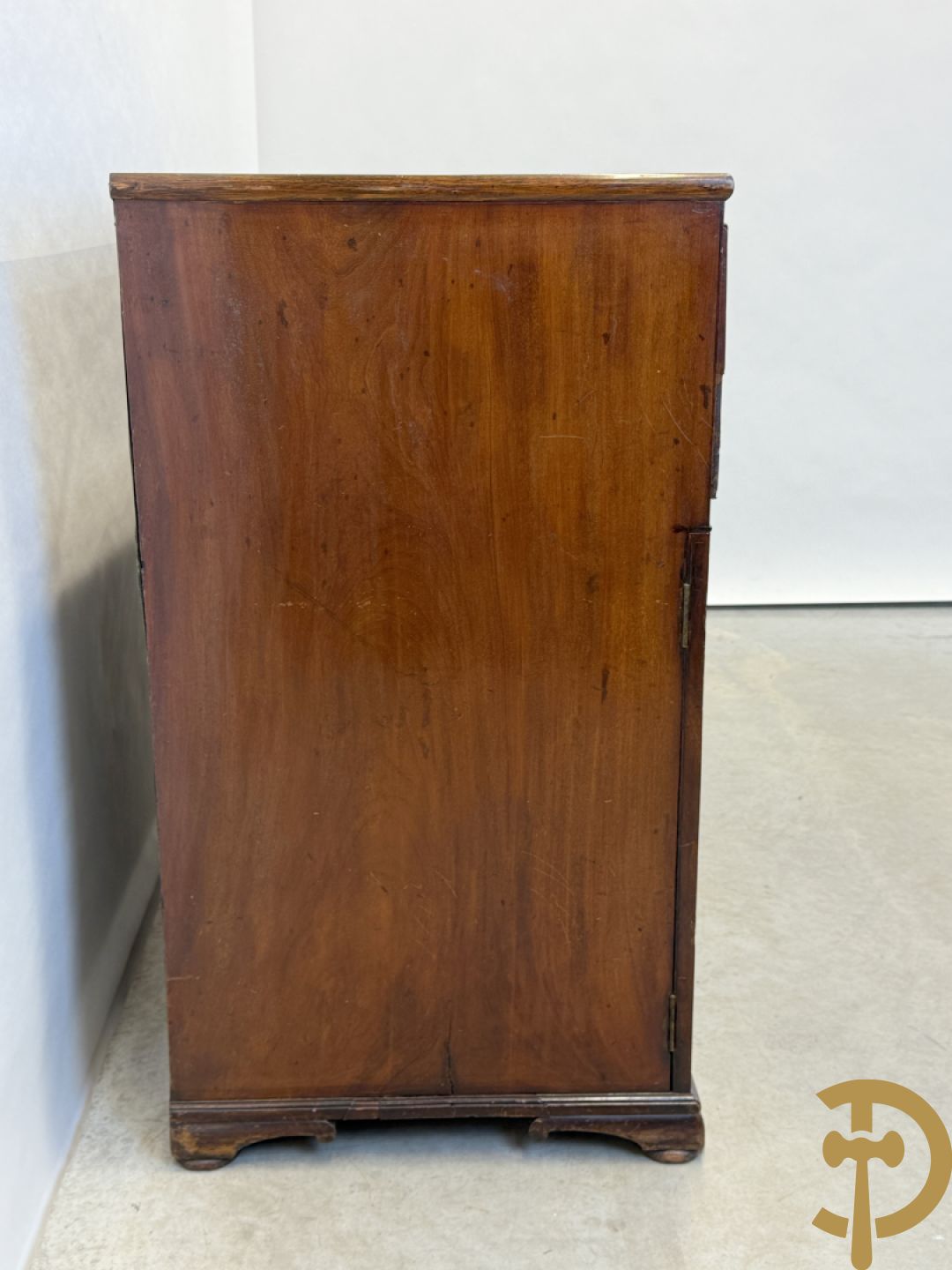 Engelse mahoniehouten tweedeursdresse met ingebouwde secretaire bovenaan