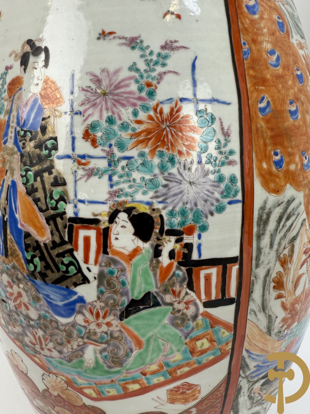 Paar Japanse porseleinen waaiervazen met bloemen en geanimeerd decor