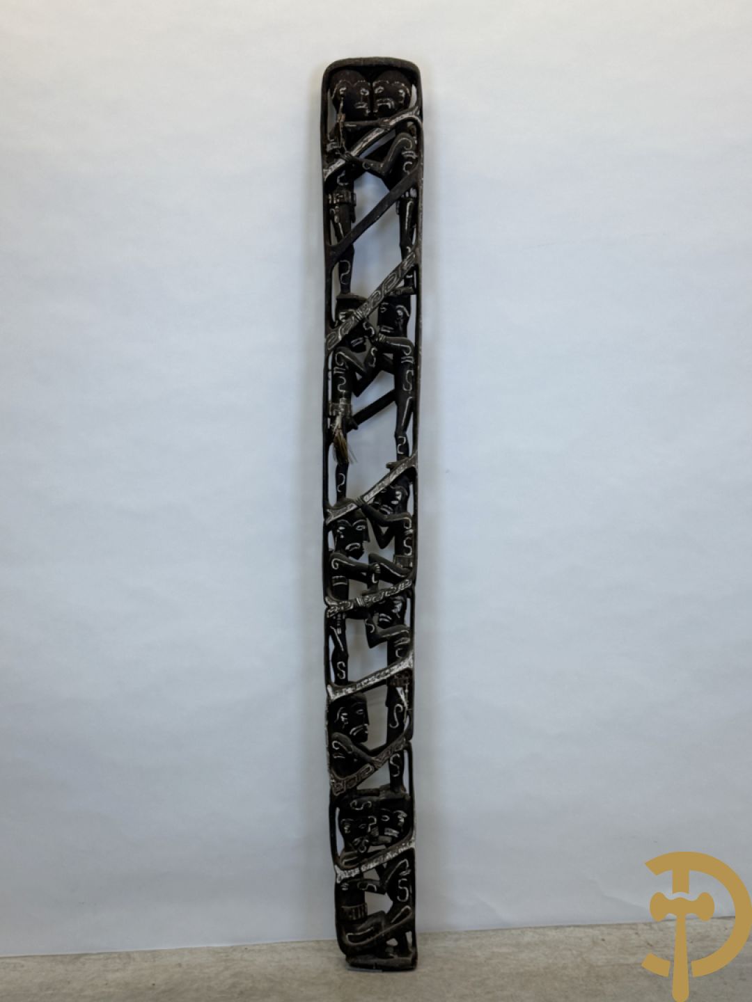 Nieuw Zeelandse totempaal met gesculpteerde houten figuren bewerkt met krijt