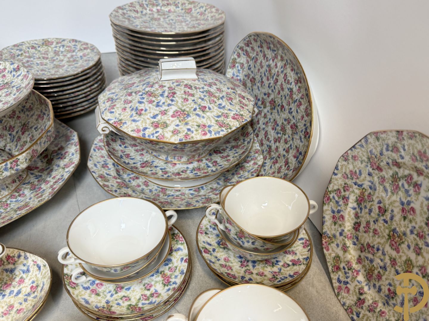 Uitgebreid zeer decoratief porseleinen eet- en koffieservies met bloemendecor, Limoges France