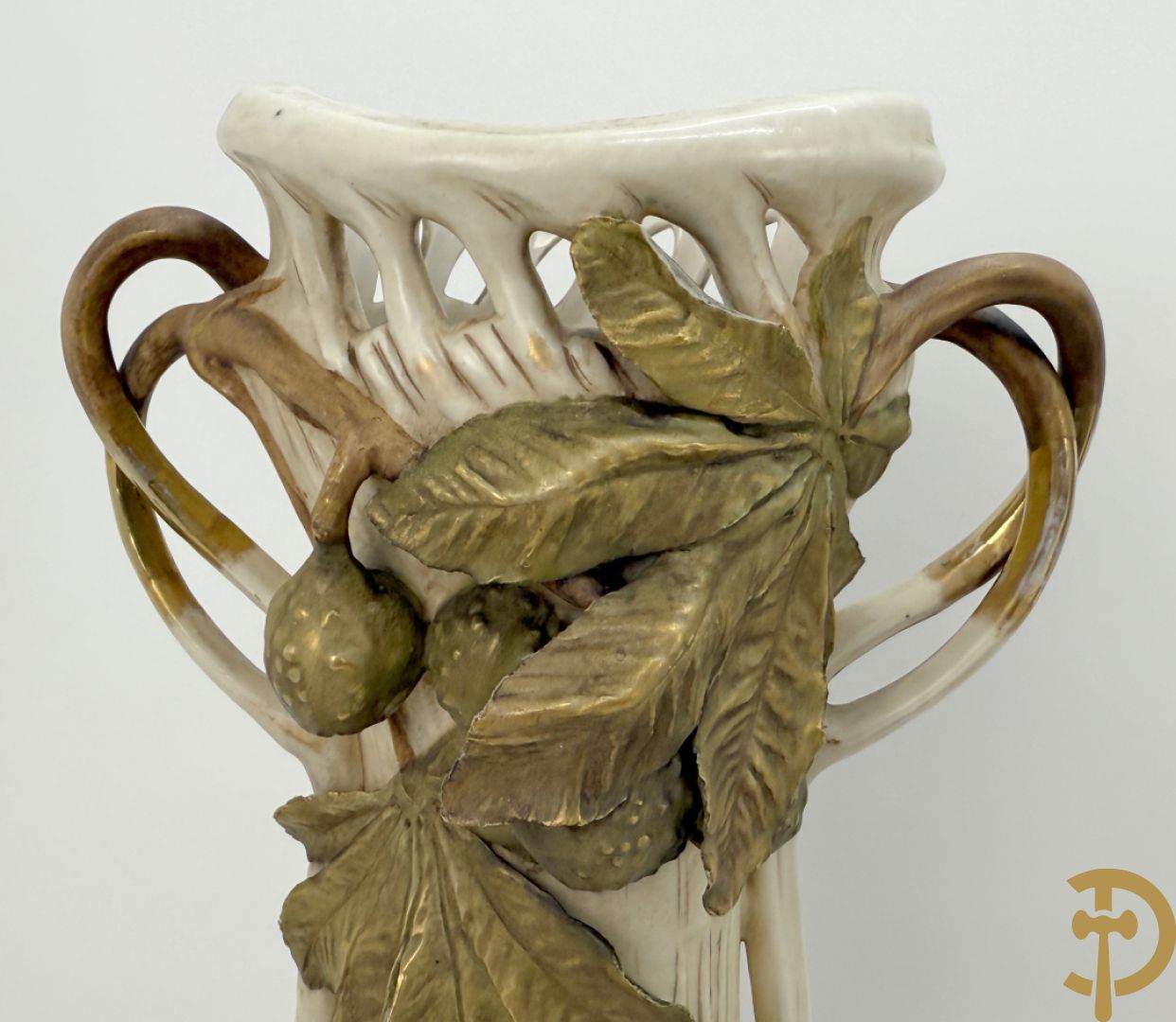 Paar Royal Dux vazen met bloemen bezet