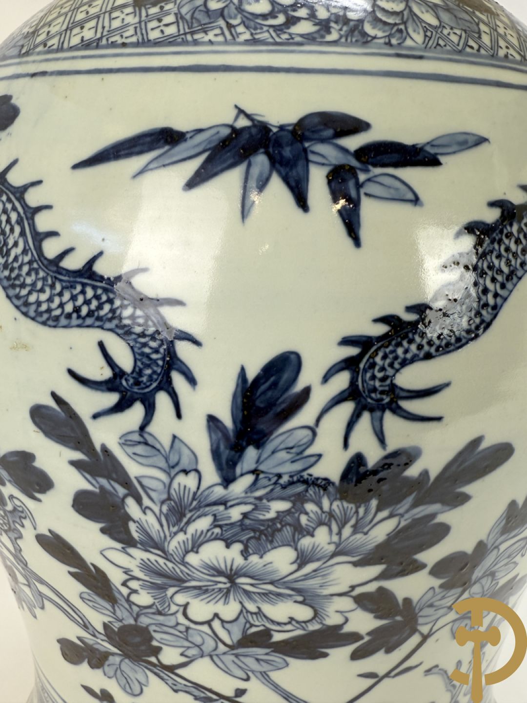 Paar Chinese blauw/witte porseleinen dekselvazen gedecoreerd met draken en bloemenmotieven, als lampadaire omgebouwd