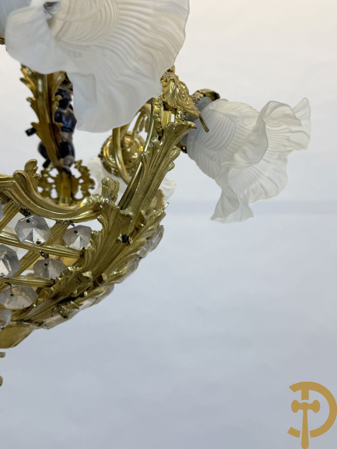 Vuurvergulde bronzen Franse luchter met zes lichtpunten en bezet met diamantvormige kristallen