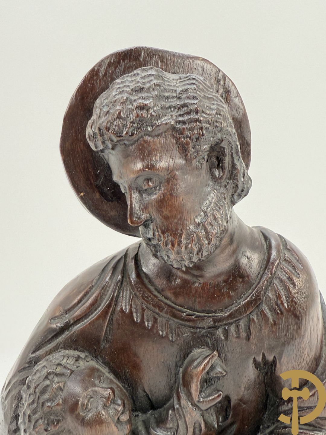 Basrelief met sculptuur van een embleem bezet met hond en harnas + houtsculptuur van heilige Jozef met kind + Madonna